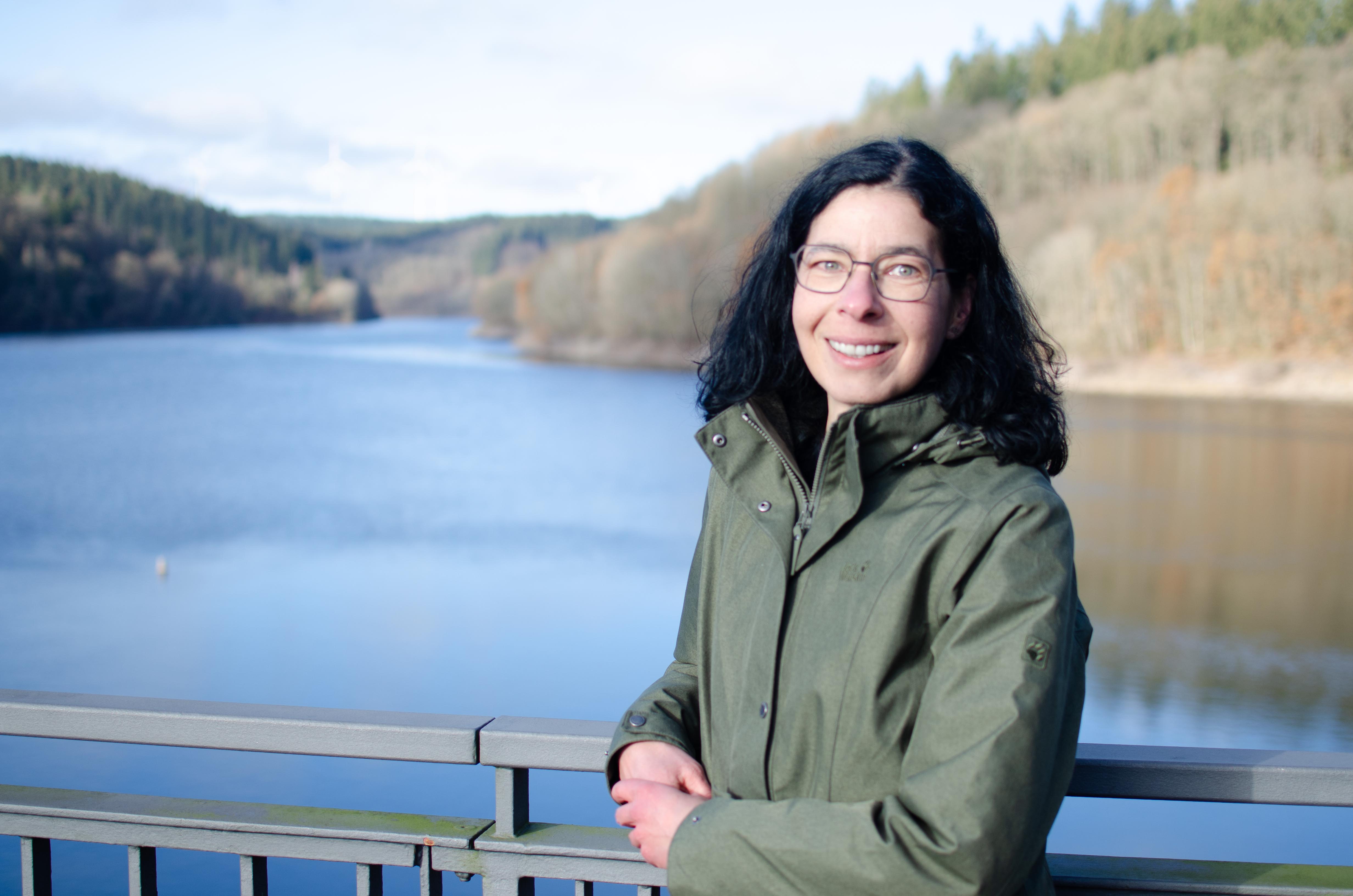 „Ramona Hörnchen, Kämmerin der Gemeinde Hellenthal, tritt als gemeinsame Kandidatin von Bündnis 90/Grüne, SPD, UWV und FDP an (Foto Romy Linden Design und Fotografie)“